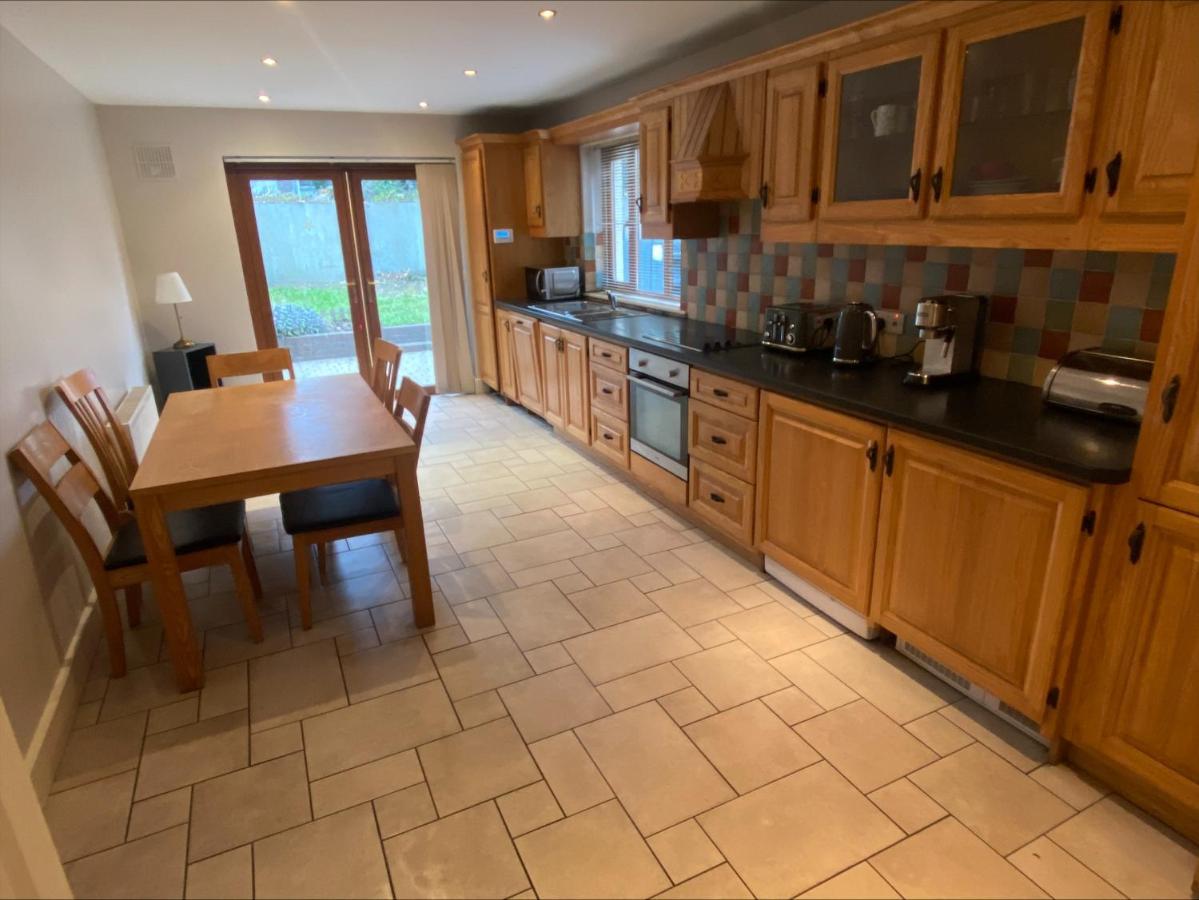 Cosy 4 Bedroom Galway House With Rear Garden Patio Exterior foto